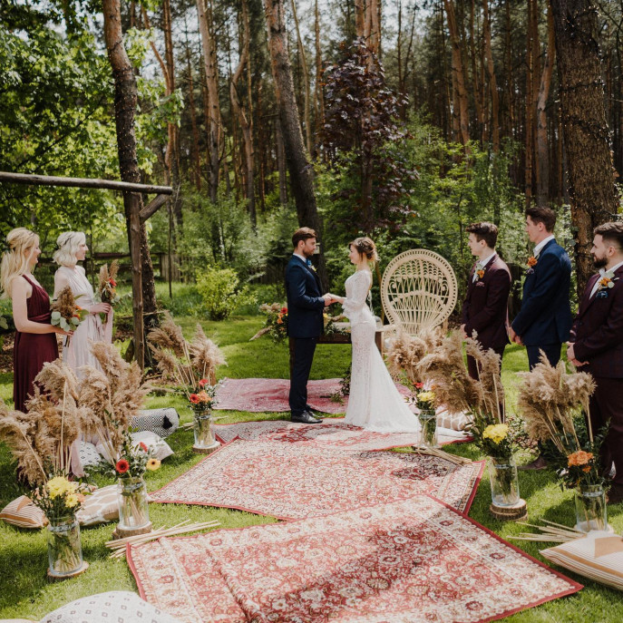 Bardzo cieszymy się, że możemy być z wami w tak ważnych momentach 💚👰🏼‍♀️🤵🏽 

Dekoracje w stylu rustykalnym to coraz częstszy motyw wybierany na przyjęcie weselne 🥰 

W naszej ofercie znajdziecie wiele modeli, które idealnie wpasują się w klimat waszego przyjęcia🤩 

 Jak podoba wam się wykorzystanie naszych dywanów podczas ceremonii? 🥰 

#dywan #dywanychemex #dywany #dywannaslubie #dywanydosalonu #dywanynowoczesne #dywanyrustykalne #dywanyonline #dekoracjasali #dekoracjastolu #motywprzewodni #sezonslubny #slubnetrendy #dekoracjeslubne #slubnedekoracje #inspiracjeslubne #przygotowaniadoslubu #rustykalnewesele #salaweselna #outdoorweddingdecoration #weddingdecorationideas #diyweddingdecor #weddingdecore #weddingdecorinspiration #vintageweddingdecor #bohoweddingdecor #weddingdeco #weddingdecor - Dywany Chemex - Daj się zainspirować