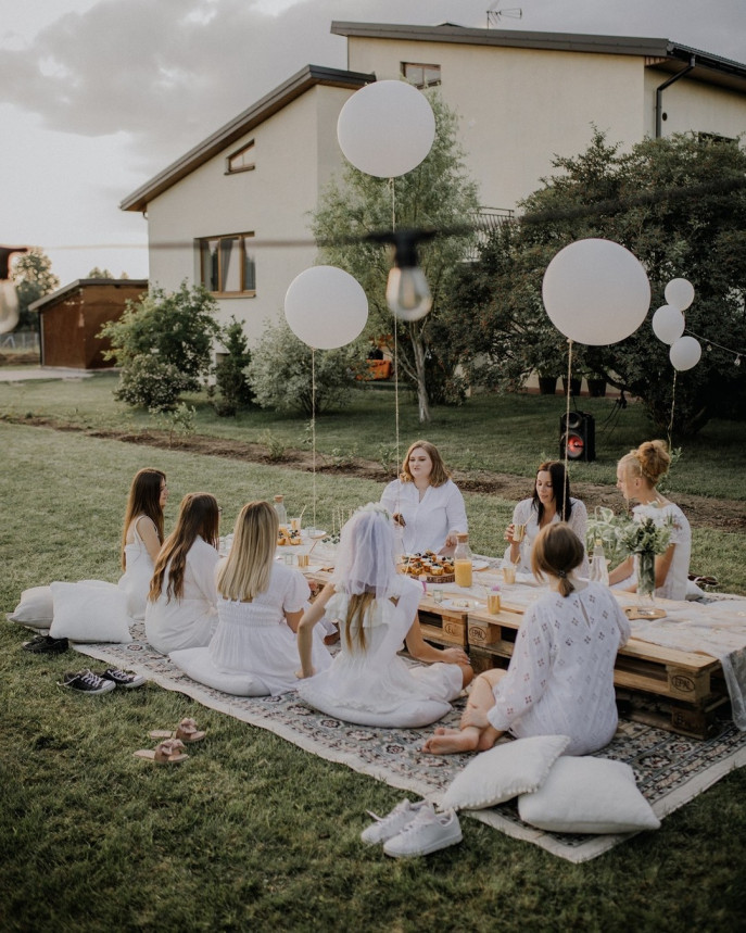 Garden party to idealna forma imprezy na świeżym powietrzu. Poza oczywistymi rzeczami jak świetnie dobrane towarzystwo, jedzenie i napoje warto pomyśleć nad dekoracją, która sprawi, że goście poczują się wyjątkowo. 

Dobrze dobrana aranżacja sprzyja też robieniu pamiątkowych zdjęć, które zostaną z nami na długo.📸

 Zachęcamy do tego, by to właśnie nasze dywany zagościły na waszych przyjęciach - mogą one aranżować kącik wypoczynkowy, dla tych, którzy choć na chwilę chcą odpocząć od gwaru rozmów, albo służyć jako siedzisko podczas imprezy na trawie.🌾

 Świetnie sprawdzą się w tej roli dywany zewnętrzne odporne na brud i wilgoć, ale nie tylko! Szeroka gama wzorów zapewnia mnogość stylów, w których urządzamy nasze przyjęcie. Korzystajmy więc z pięknej pogody i spędzajmy czas z najbliższymi, pó - Dywany Chemex - Daj się zainspirować