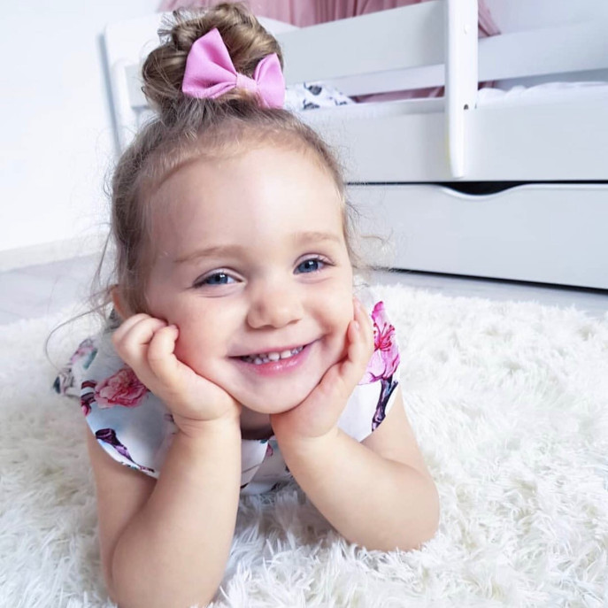 Dzień dobry w piątek ! Witamy się z wami przepięknym uśmiechem Poli i czekamy na weekend ❤️ #dywan #dywandladziecka #dywandladziecka #bialydywan #carpet #rug #smile #kidscarpet #happykids #littlegirl #friday #smilegirls - Dywany Chemex - Daj się zainspirować