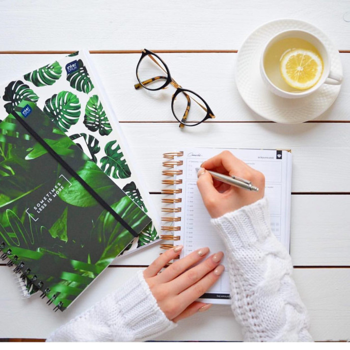 W nowym roku szkolnym wszystkim uczniom życzymy samych sukcesów ! 👩🏽‍💻📒📚 #bookstagram #books #tea #glassesgirl #glasses👓 #greenbooks #schoolgirl #schoolsupplies #organization #flatlay #flatlaypoland #notes #notebooks - Dywany Chemex - Daj się zainspirować