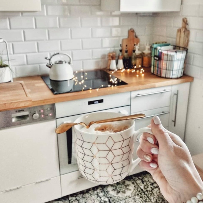 Dzień dobry! Poranna kawa wypita ? ☕️ @healthylifestyle_domi_  Podrzuca pomysł jak można wykorzystać dywan w kuchni. Wzór na zdjęciu to dywan z kolekcji Ethno. Pozostałe wzory z tej kolekcji możecie znaleźć w wyróżnionej relacji😍 
#bialakuchnia #kuchnie #kuchenneinspiracje #kuchenne
#kuchnianawymiar #bigkitchen #kitchensign #kitchenhood #kitchencorner
#homeandkitchen #kitchentop #younskitchen #kitchenspace
#forkitchen #firstkitchen #kitchenlyyours #dywanychemex #dywanwkuchni #carpets #porannakawa #dokawy #malaczarna #kawadobranawszystko #filizankakawy #justcoffee #andcoffee #fever_coffeetime #coffeeproject
#loves_coffeebreak #coffeeinsta - Dywany Chemex - Daj się zainspirować